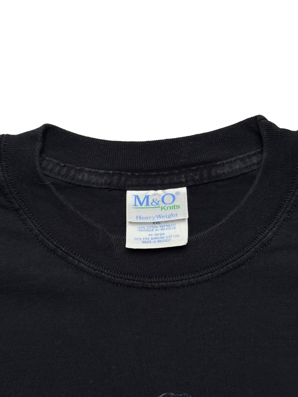 Nahaufnahme des gerippten Kragens mit dem originalen weißen Nackenetikett der Marke „M&O Knits HeavyWeight“ (Größe XXL, Made in Mexico).