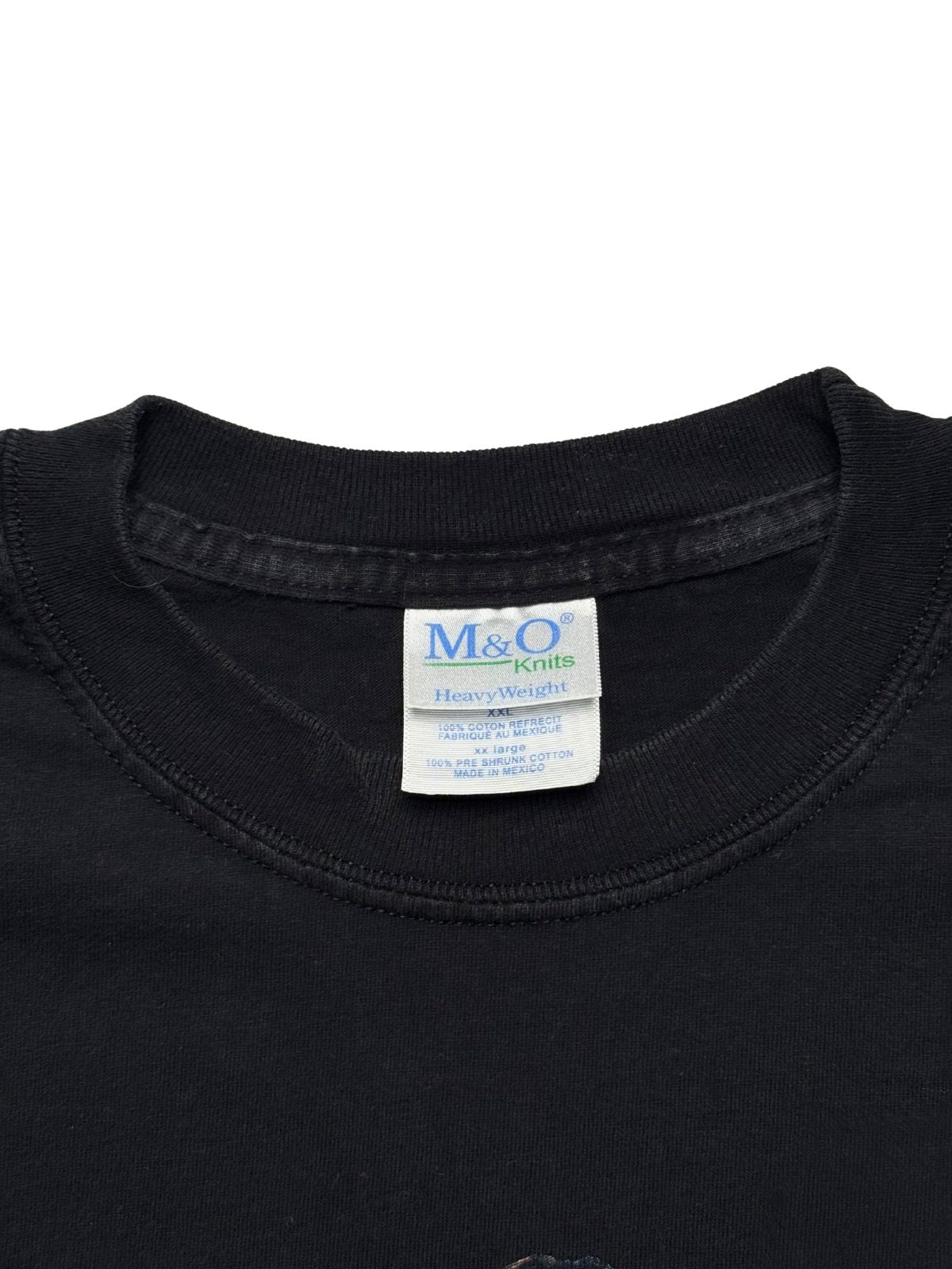 Nahaufnahme des gerippten Kragens mit dem originalen weißen Nackenetikett der Marke „M&O Knits HeavyWeight“ (Größe XXL, Made in Mexico).