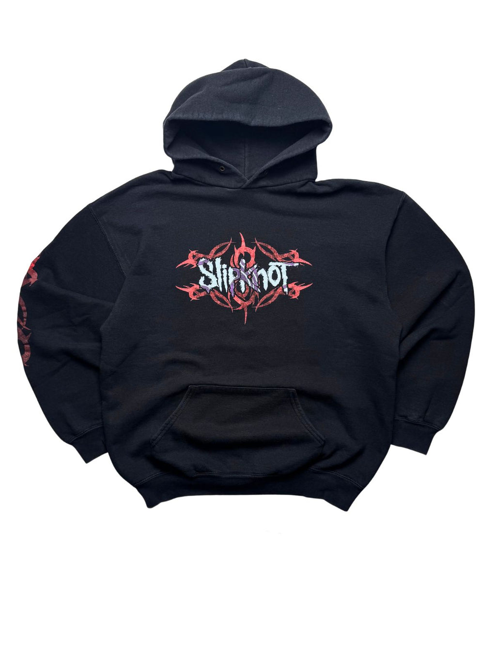 Originaler schwarzer Vintage Slipknot Kapuzenpullover aus dem Jahr 2003 in der vorderen Gesamtansicht. Nu-Metal-Band-Hoodie mit rot-lila Tribal-Brustprint, Kängurutasche und Ärmelbedruckung.