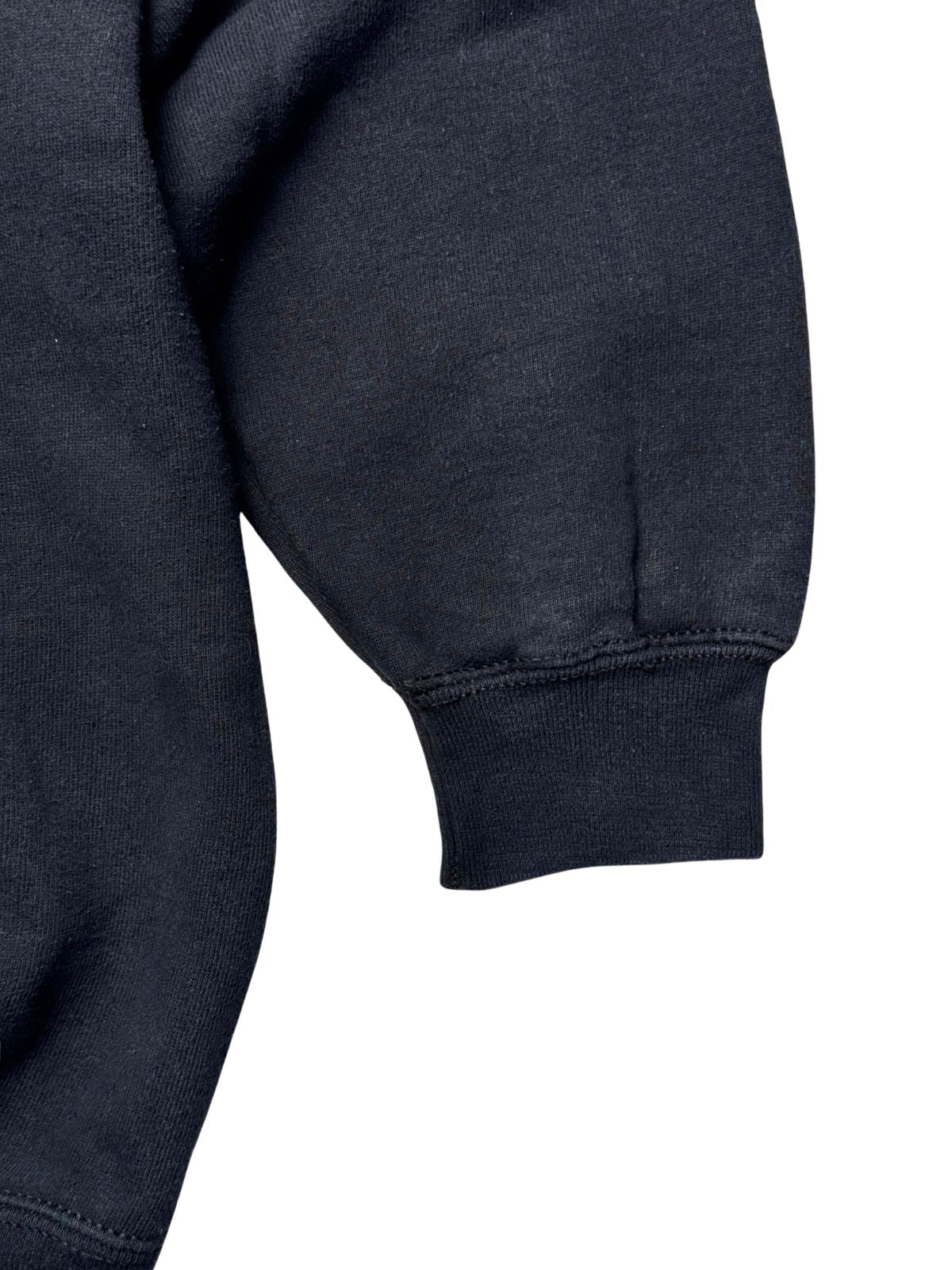 Detailansicht des elastischen Ärmelbündchens mit gerippter Nahtstruktur.