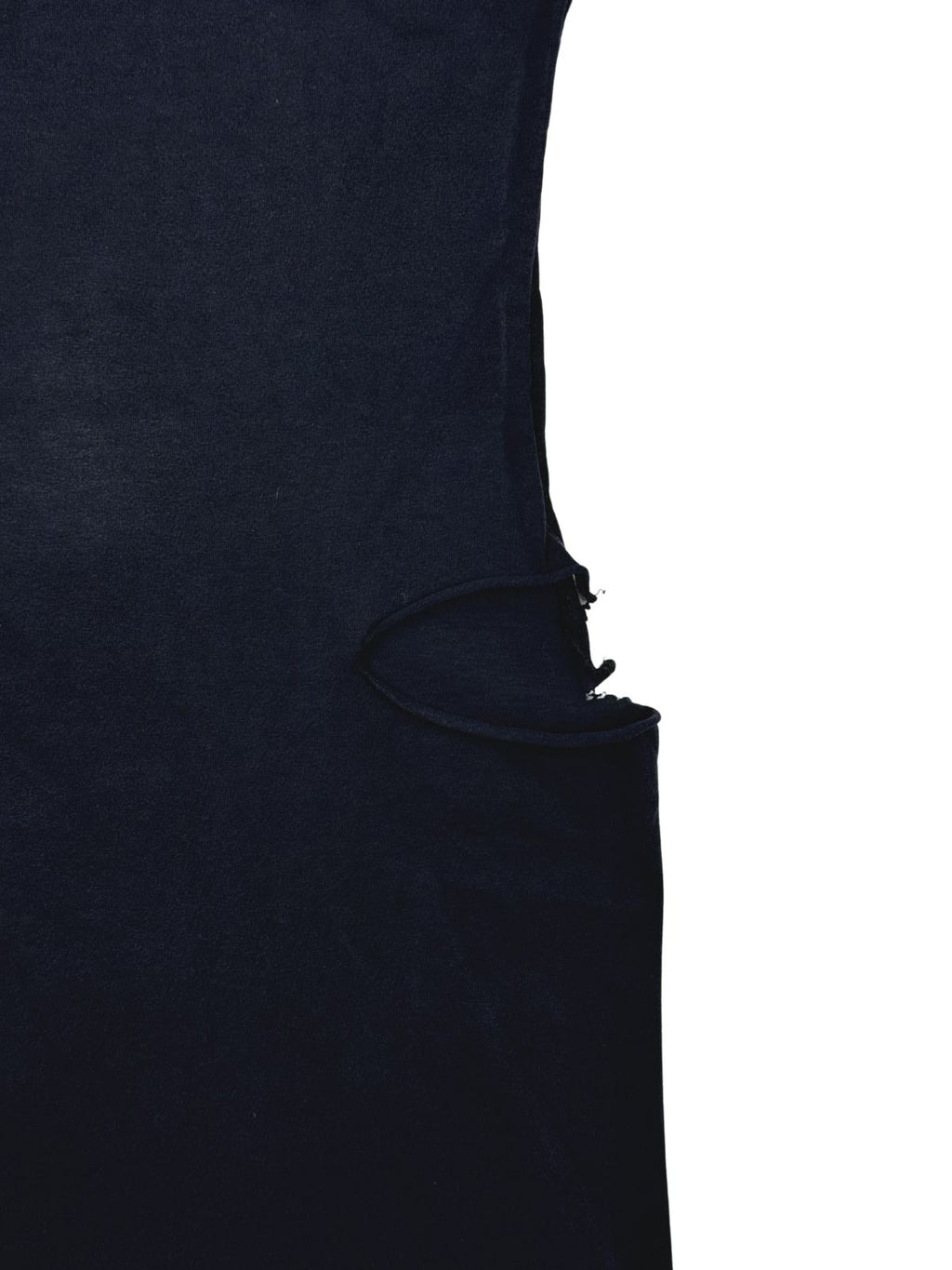 Detailaufnahme der hinteren rechten Achselöffnung mit einer eingerissenen, distressed Stofflasche an der Naht.