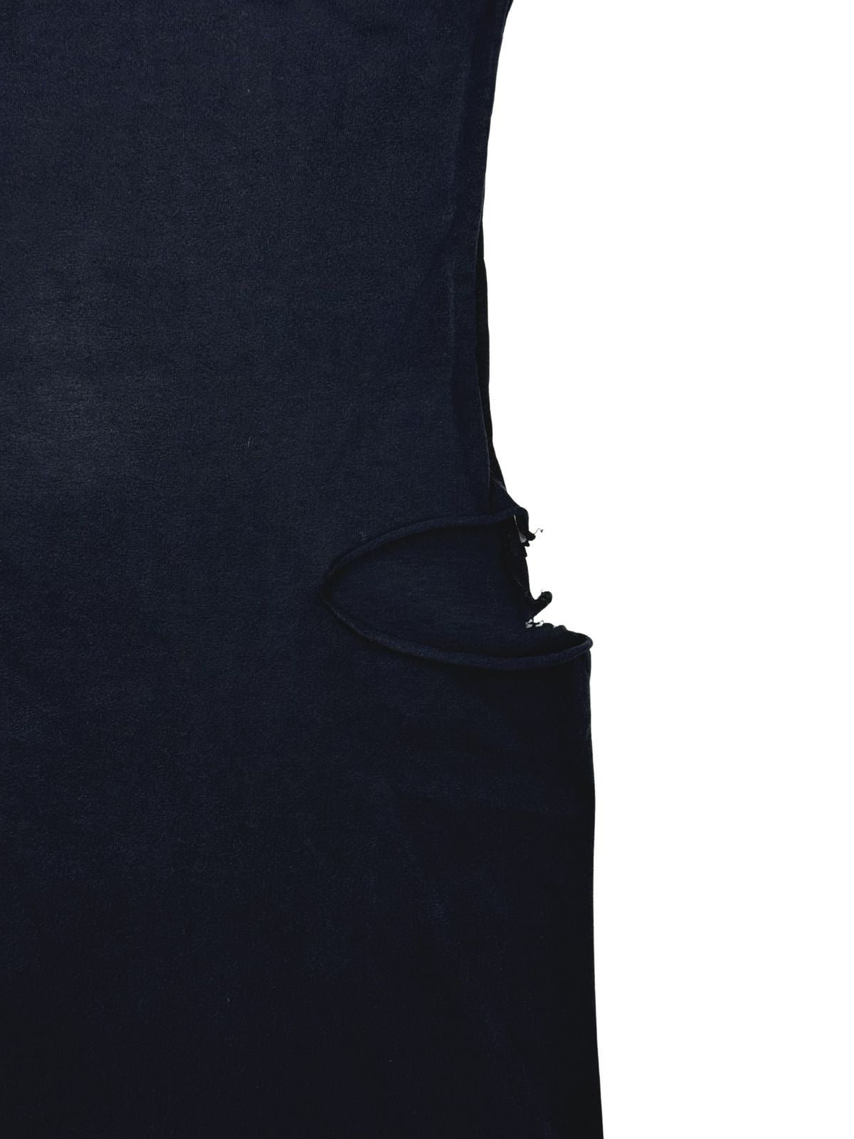 Detailaufnahme der hinteren rechten Achselöffnung mit einer eingerissenen, distressed Stofflasche an der Naht.