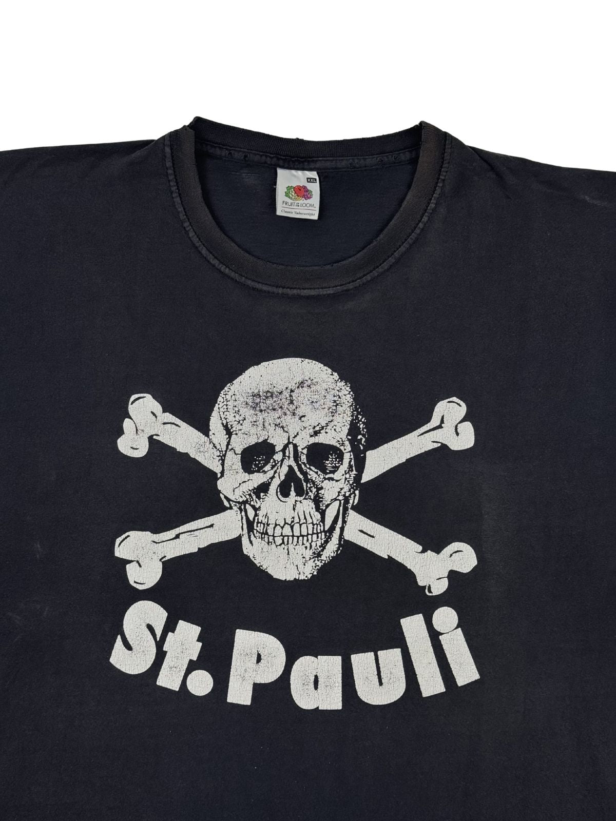 Detailansicht der Vorderseite mit dem runden Halsausschnitt und dem rissigen weißen Totenkopf-Siebdruck (Cracked Print) des FC St. Pauli Clubs.