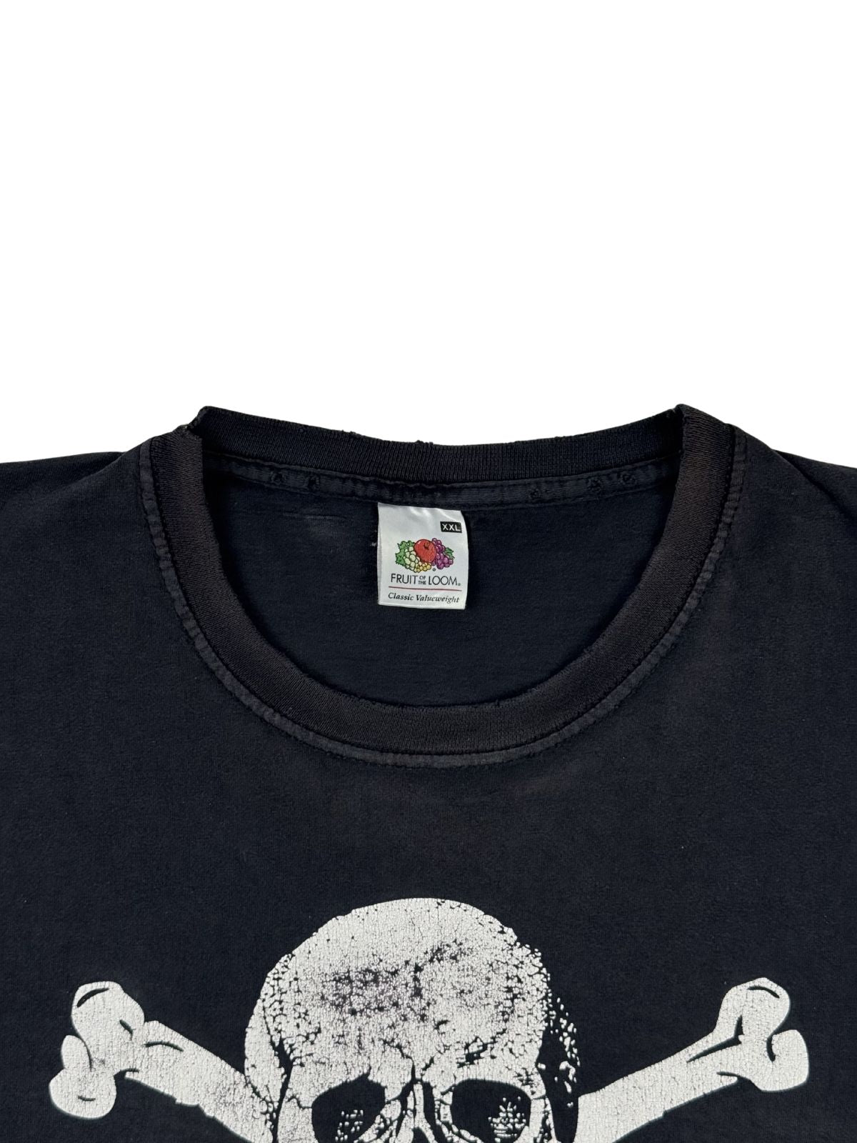 Nahaufnahme des Kragens mit dem originalen, weißen „Fruit of the Loom Classic Valueweight“ Etikett in Größe XXL unter dem gerippten Halsausschnitt.