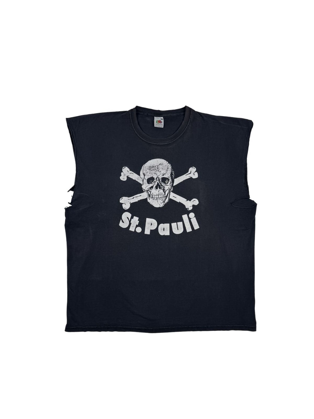 Originales Vintage FC St. Pauli Tank Top aus den 2000er Jahren. Schwarz verwaschenes Muscle Shirt mit dem ikonischen weißen Totenkopf-Logo und „St. Pauli“-Schriftzug in der Frontansicht.