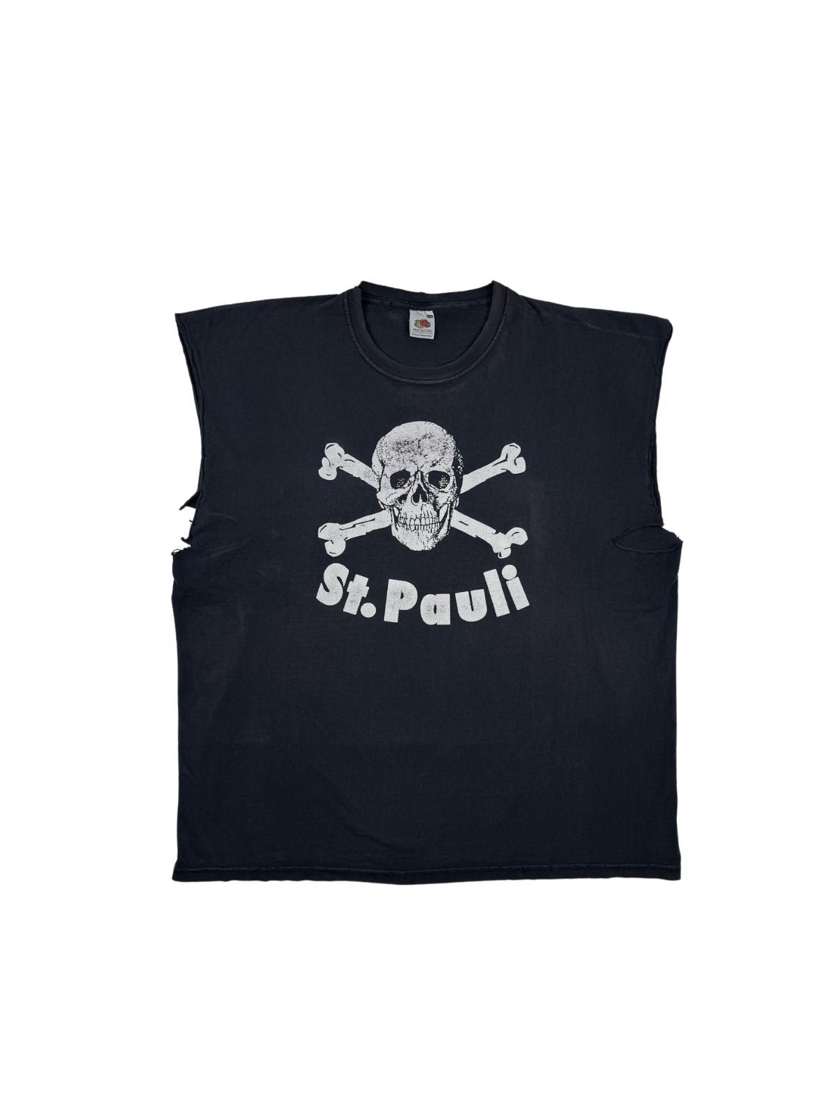 Originales Vintage FC St. Pauli Tank Top aus den 2000er Jahren. Schwarz verwaschenes Muscle Shirt mit dem ikonischen weißen Totenkopf-Logo und „St. Pauli“-Schriftzug in der Frontansicht.