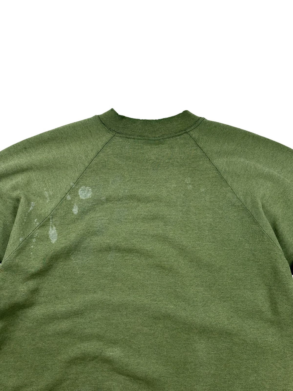 Detailaufnahme der oberen Rückseite mit Blick auf die Raglan-Nähte am Nacken und auffällige, helle Ausbleichungen (Bleach Spots).
