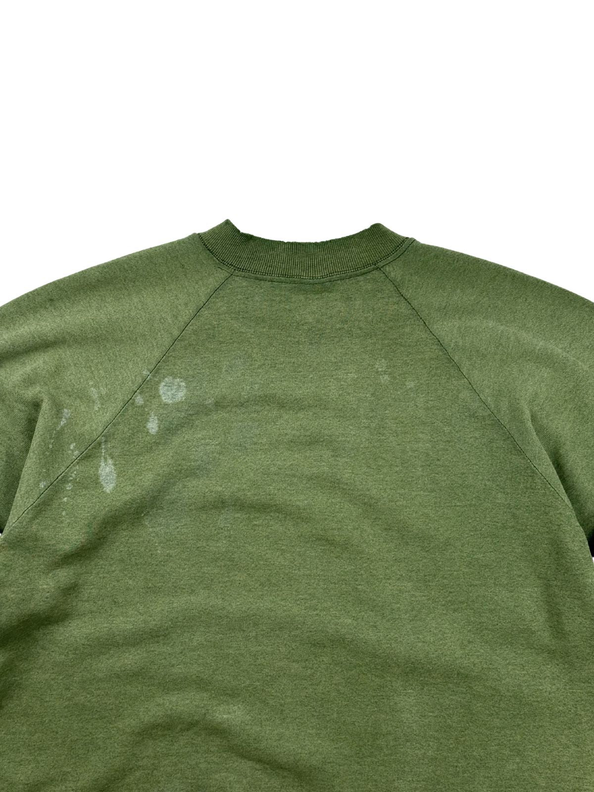 Detailaufnahme der oberen Rückseite mit Blick auf die Raglan-Nähte am Nacken und auffällige, helle Ausbleichungen (Bleach Spots).