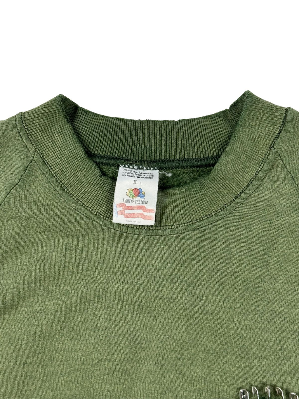 Nahaufnahme des originalen, klassischen Fruit of the Loom Nackenetiketts aus den 90ern in Größe XL (70% Baumwolle, 30% Polyester).