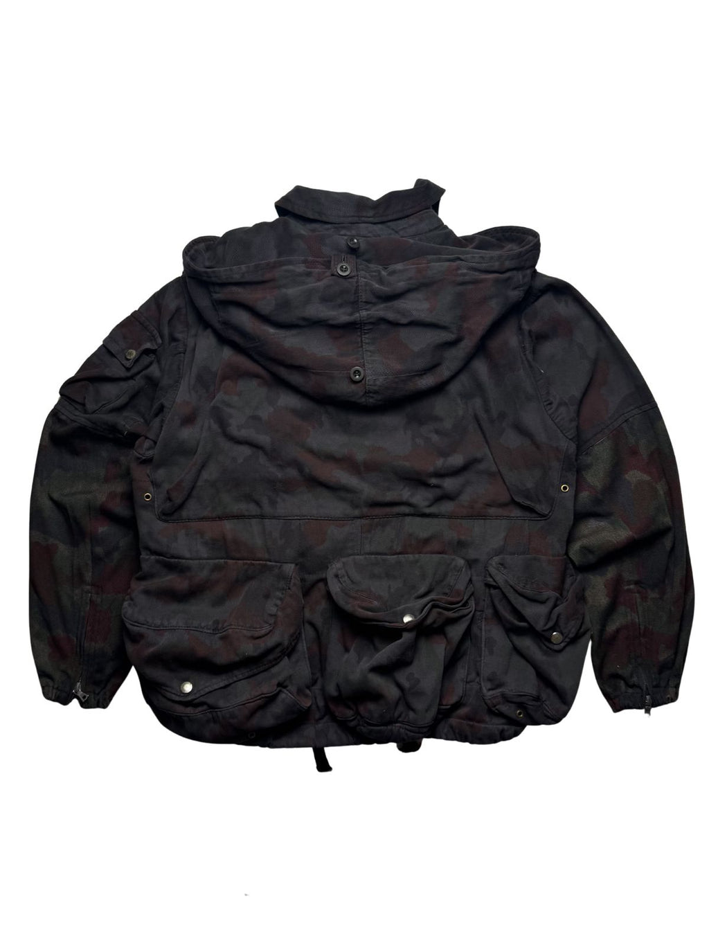 Rückseite der Feldjacke ohne den Rucksack-Aufsatz, gut erkennbar sind die Belüftungsöffnungen und das Schnittmuster des M70-Modells.