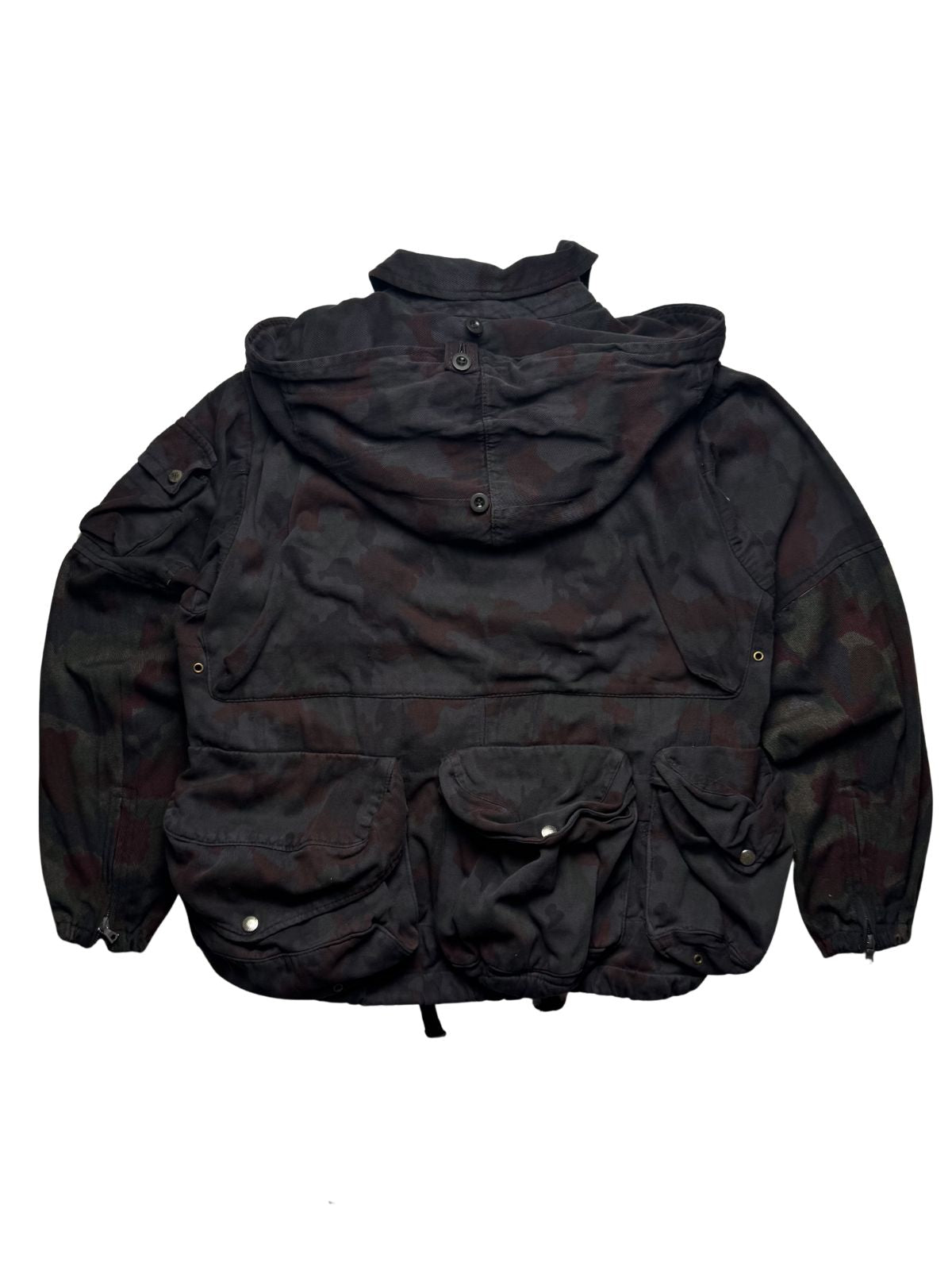Rückseite der Feldjacke ohne den Rucksack-Aufsatz, gut erkennbar sind die Belüftungsöffnungen und das Schnittmuster des M70-Modells.