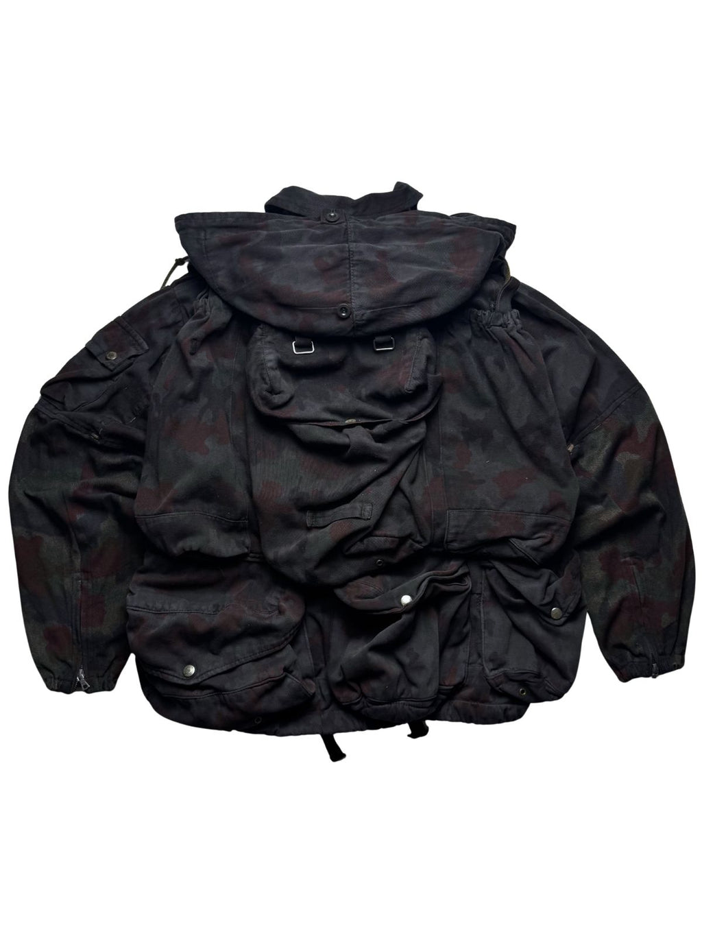 Rückansicht der Schweizer M70-Feldjacke mit integriertem, abnehmbarem Rucksack-System im Alpentarn-Camouflage.