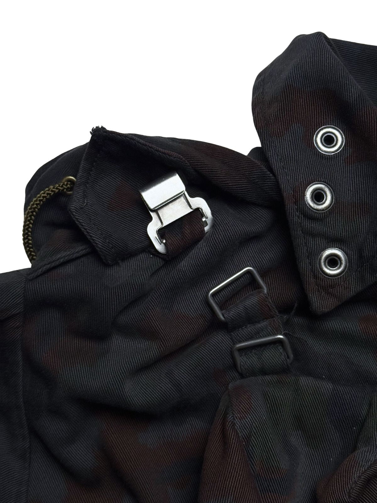 Nahaufnahme der Verschlussmechanismen und Karabiner am Rücken-Rucksack des Schweizer M70-Sets.