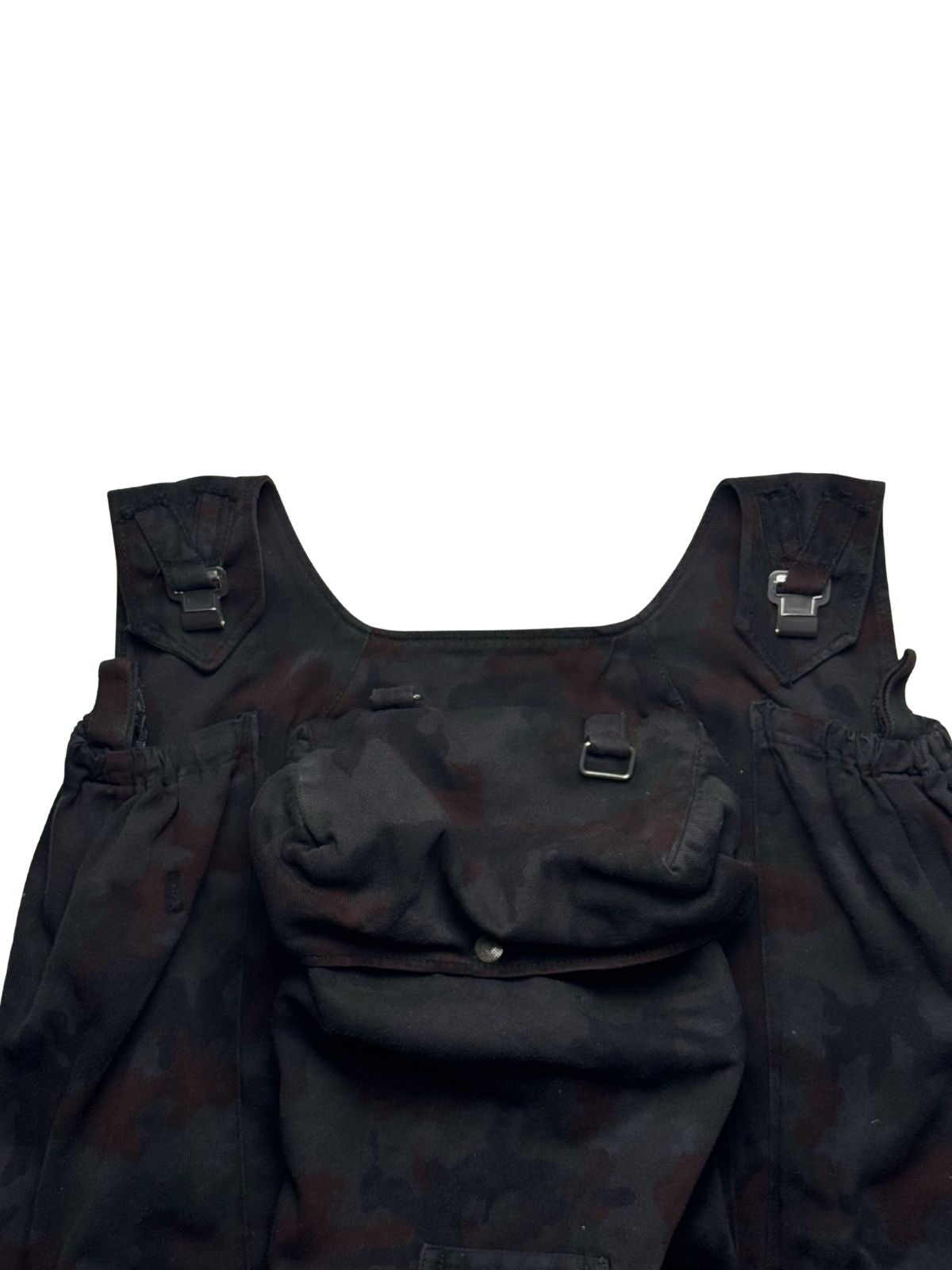 Detailaufnahme der Taschenstruktur des M70-Rucksacks mit stabilen Metallösen und Befestigungspunkten.