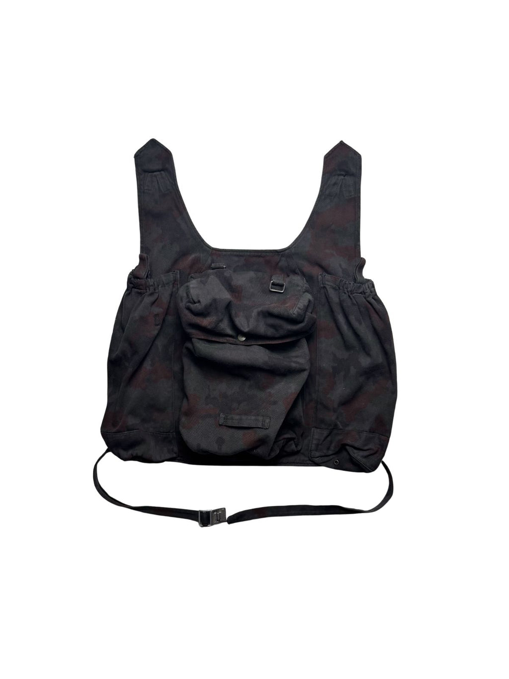 Detailansicht des abnehmbaren Rucksack-Elements der M70-Feldjacke, das für das Tragen von Ausrüstung konzipiert wurde.