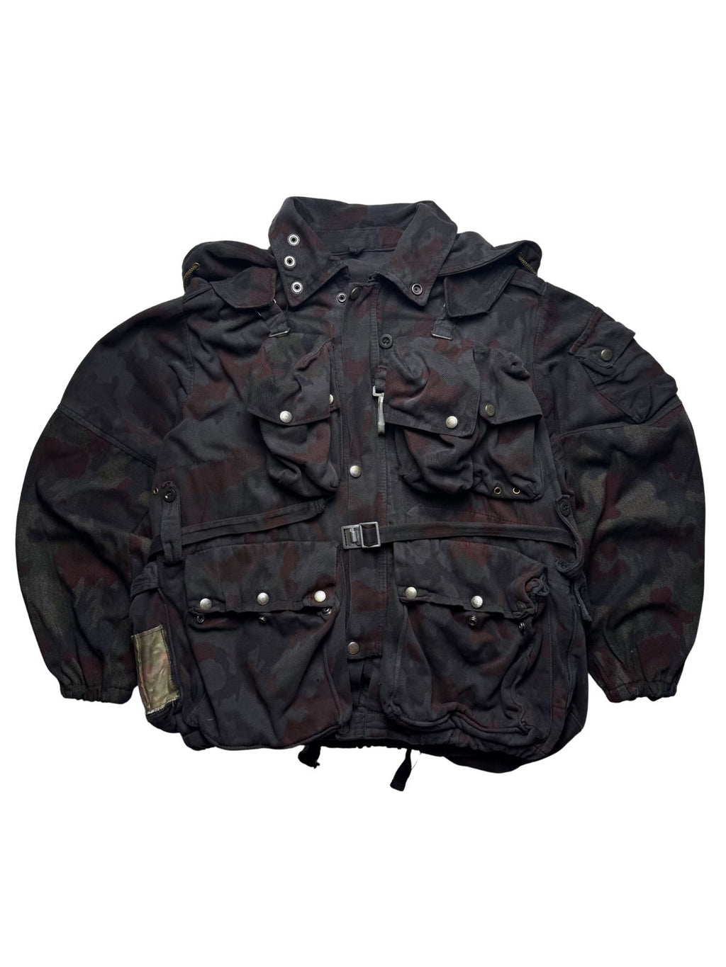 Originales Vintage Schweizer Armee M70 Feldjacken-Set aus den 1980er Jahren im klassischen Alpentarn-Camouflage mit zahlreichen aufgesetzten Cargotaschen und Metallbeschlägen.