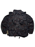 Originales Vintage Schweizer Armee M70 Feldjacken-Set aus den 1980er Jahren im klassischen Alpentarn-Camouflage mit zahlreichen aufgesetzten Cargotaschen und Metallbeschlägen.