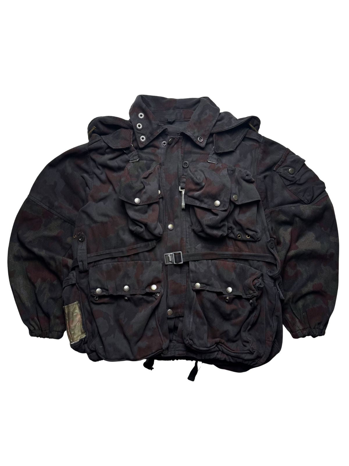 Originales Vintage Schweizer Armee M70 Feldjacken-Set aus den 1980er Jahren im klassischen Alpentarn-Camouflage mit zahlreichen aufgesetzten Cargotaschen und Metallbeschlägen.