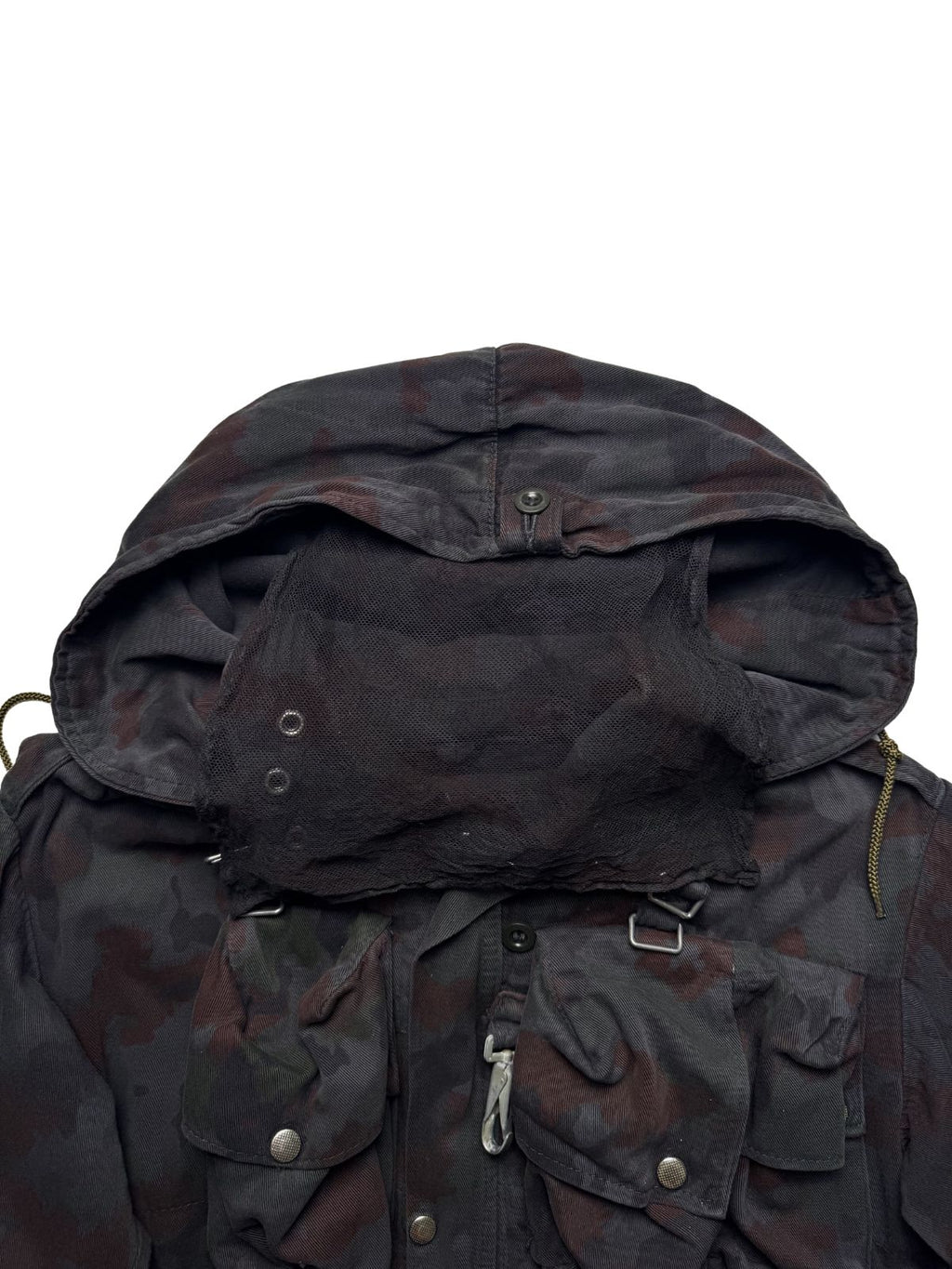 Nahaufnahme der Kapuze der M70-Feldjacke, inklusive des integrierten Tarnnetzes (Gesichtsnetz), ein markantes Feature dieser Vintage-Militärausrüstung.