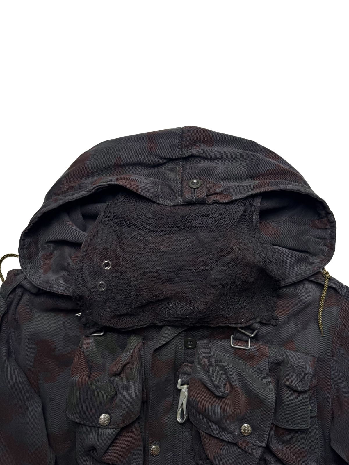 Nahaufnahme der Kapuze der M70-Feldjacke, inklusive des integrierten Tarnnetzes (Gesichtsnetz), ein markantes Feature dieser Vintage-Militärausrüstung.