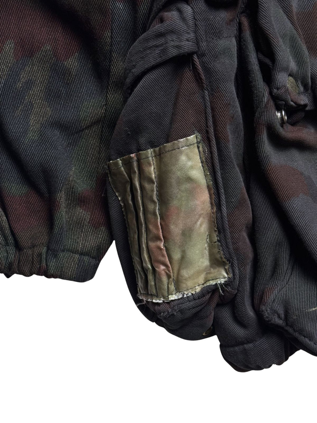 Nahaufnahme der seitlichen Tasche mit verstärktem Tarnstoff-Aufsatz auf dem strapazierfähigen Alpentarn-Material.