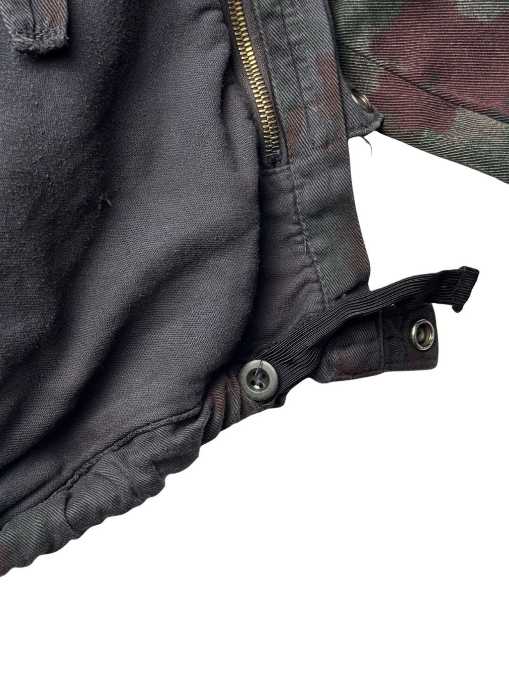 Detailaufnahme des inneren verstellbaren Gummizugs mit Knopf zur optimalen Weitenregulierung am Jackensaum.
