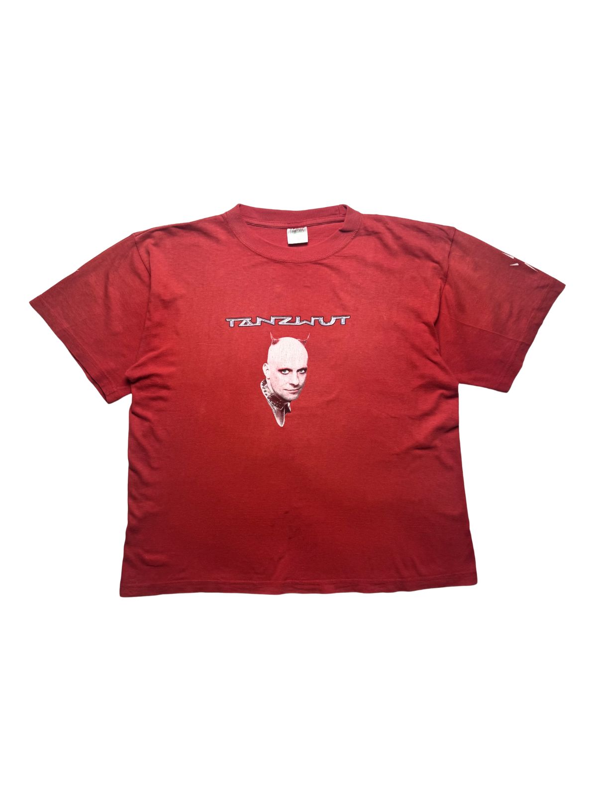 Rotes Vintage Tanzwut T-Shirt zum Album „Ihr wolltet Spaß“ aus dem Jahr 2003 in der vorderen Gesamtansicht mit Teufels-Portrait-Print und Beidseitig bedruckten Ärmeln.