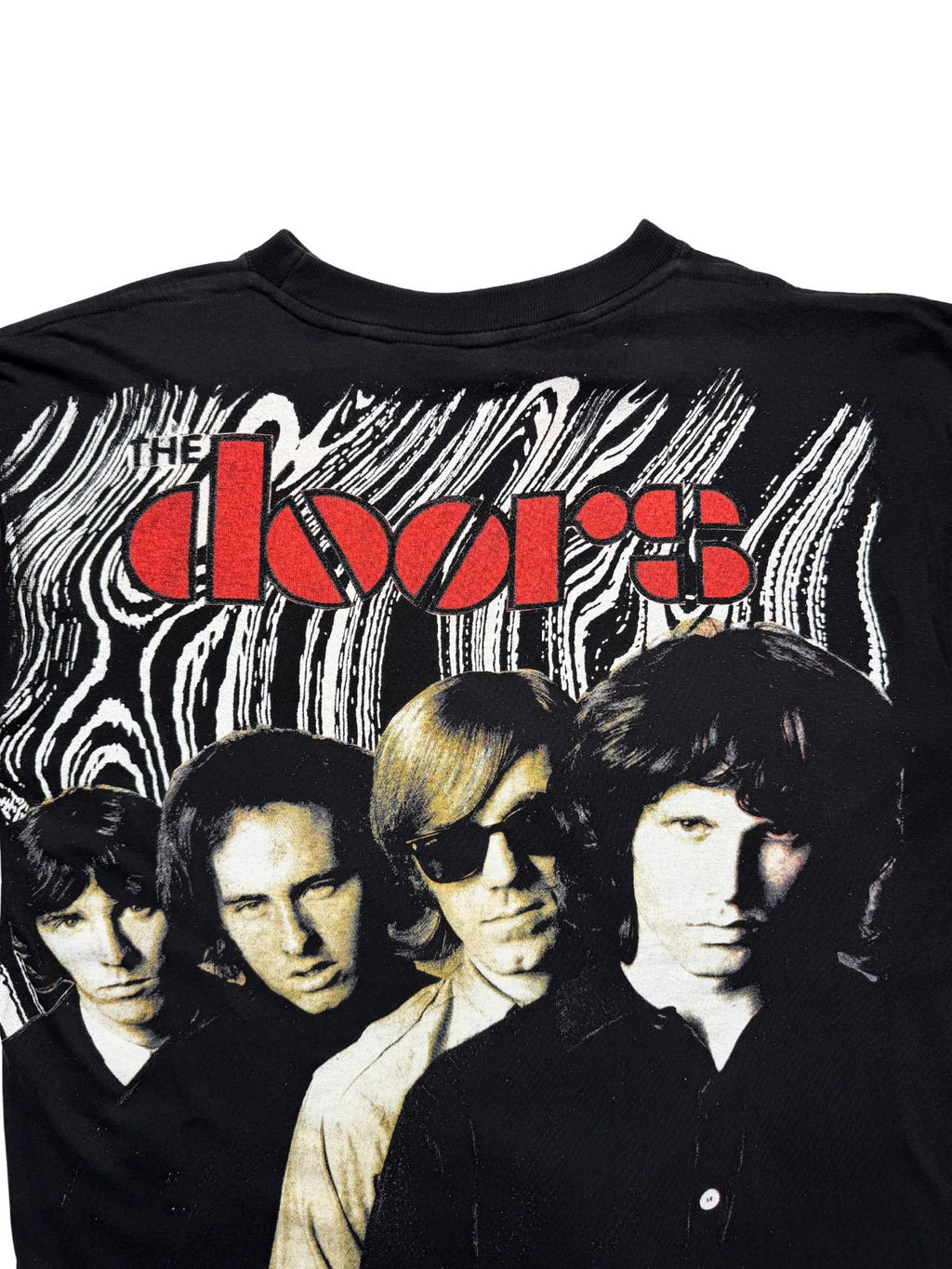 Nahaufnahme der oberen Rückseite mit Blick auf das Bandporträt (John Densmore, Robby Krieger, Ray Manzarek, Jim Morrison) unterhalb des roten „THE DOORS“-Schriftzugs.
