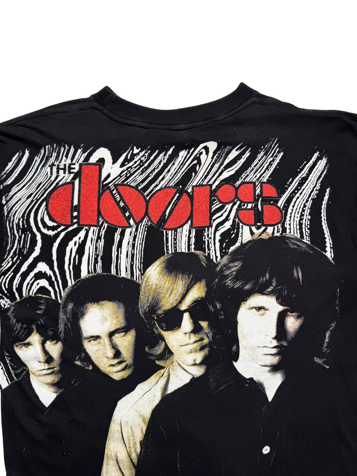 Nahaufnahme der oberen Rückseite mit Blick auf das Bandporträt (John Densmore, Robby Krieger, Ray Manzarek, Jim Morrison) unterhalb des roten „THE DOORS“-Schriftzugs.