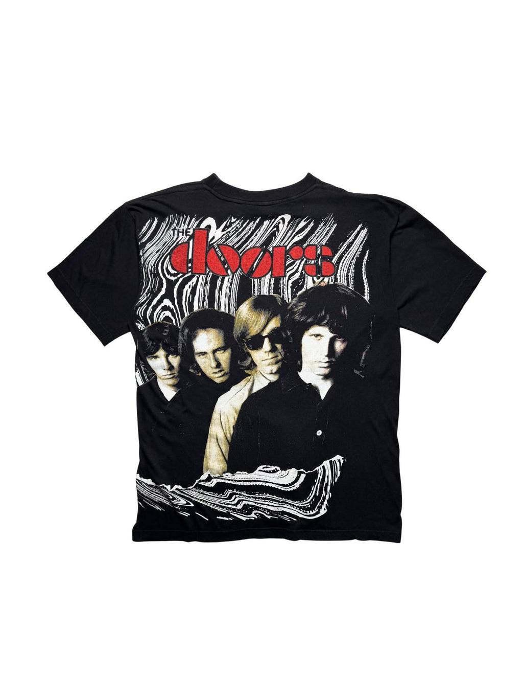 Rückseite des schwarzen The Doors Vintage-Shirts aus den 1990ern in der Gesamtansicht mit großem Fotodruck aller vier Bandmitglieder und rot-weißem Siebdruck-Logo.