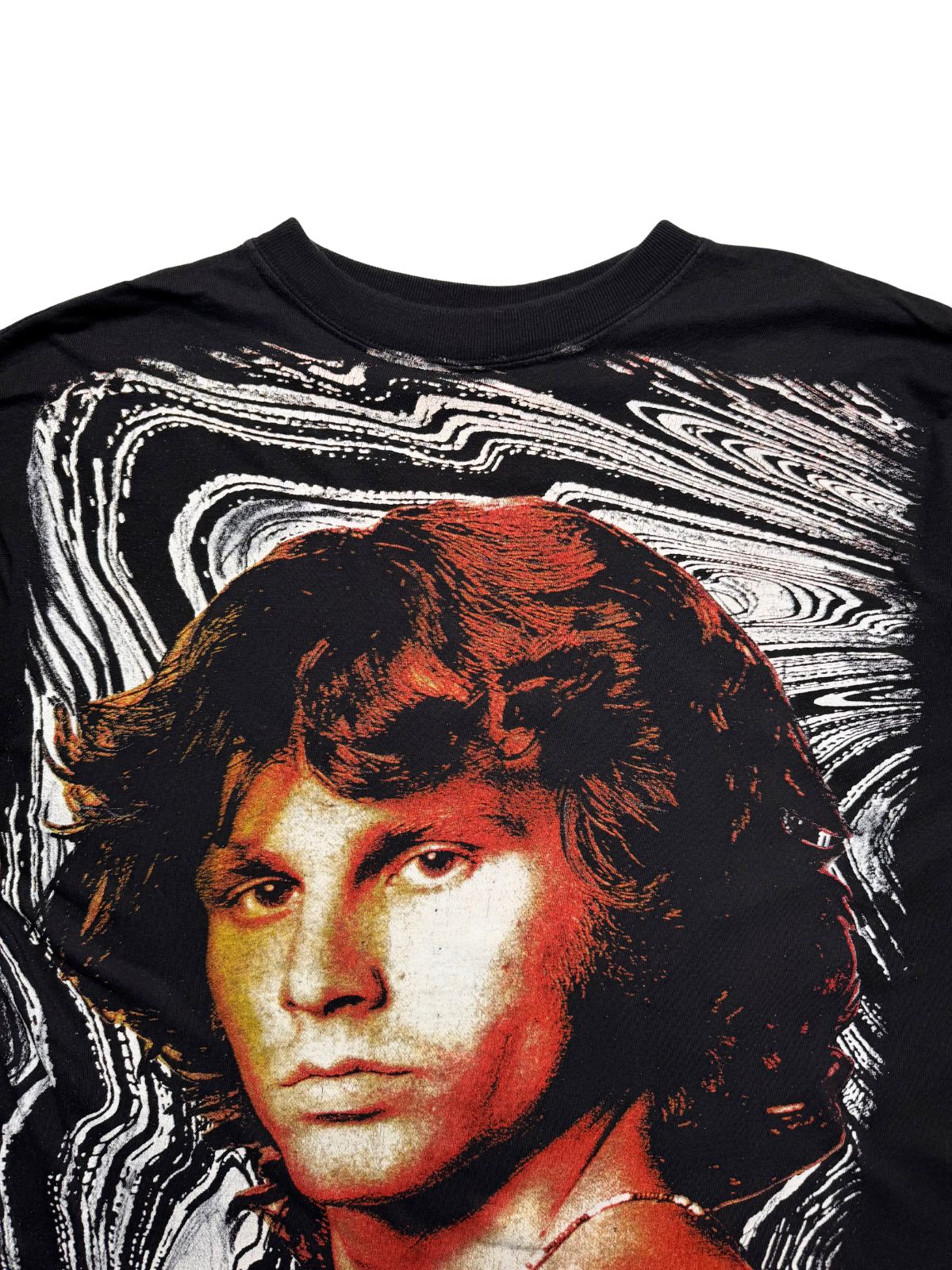 Detailansicht der vorderen Brustpartie mit geripptem Rundhalsausschnitt und dem großformatigen Jim-Morrison-Fotodruck im psychedelischen Wellen-Design.