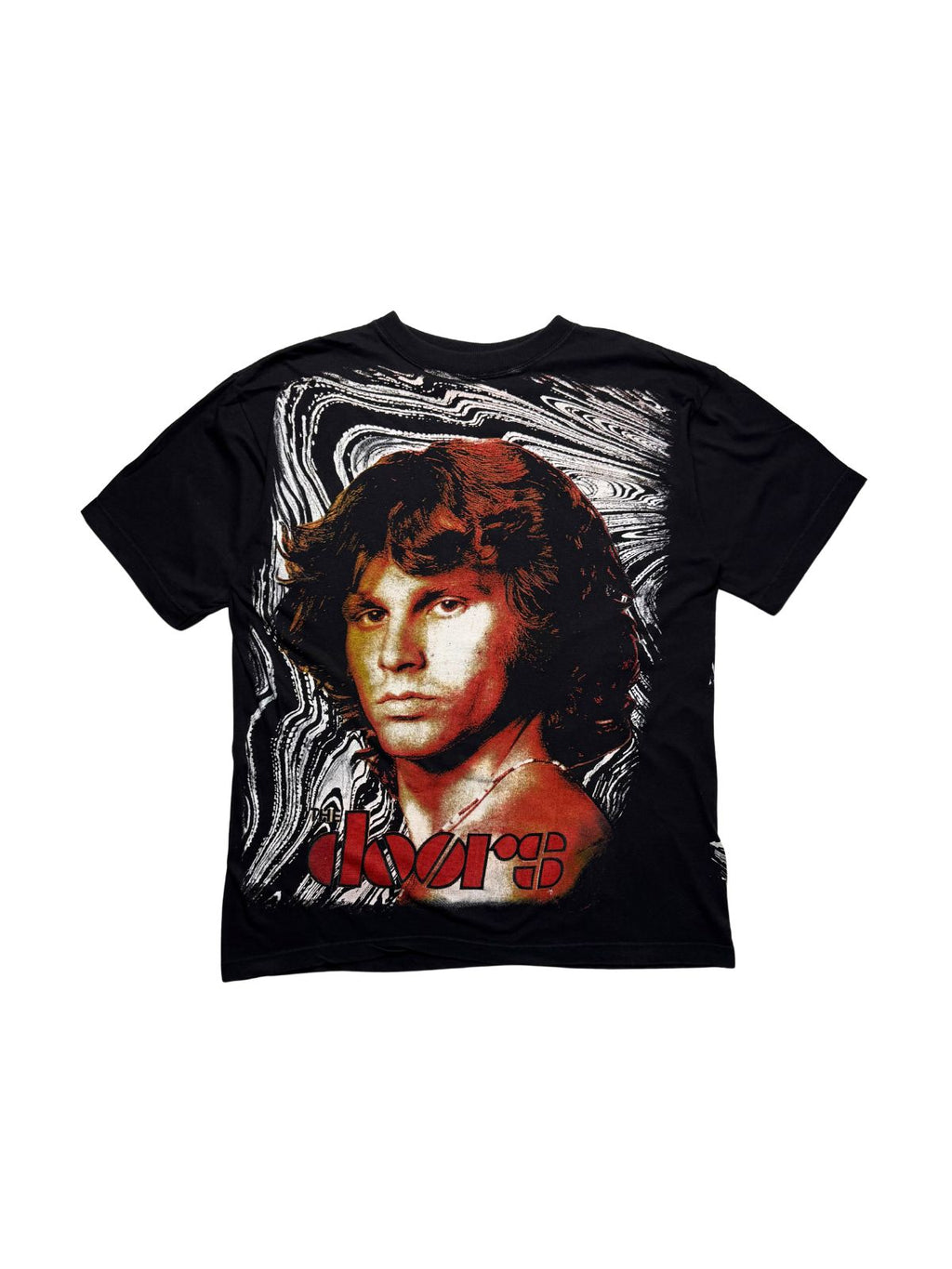Originales schwarzes Vintage The Doors All-Over-Print T-Shirt aus den 1990er Jahren in der vorderen Gesamtansicht. Psychedelisches Rock-Bandshirt mit großflächigem Jim-Morrison-Porträt und rotem Logo.