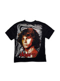 Originales schwarzes Vintage The Doors All-Over-Print T-Shirt aus den 1990er Jahren in der vorderen Gesamtansicht. Psychedelisches Rock-Bandshirt mit großflächigem Jim-Morrison-Porträt und rotem Logo.