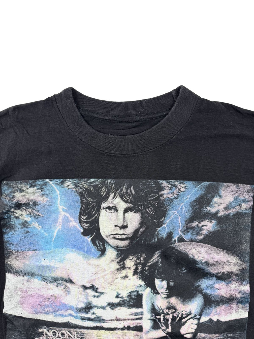 Detailaufnahme des Grafikdrucks: Porträt von Jim Morrison in Sepia-Tönen mit dem ikonischen „The Doors“-Logo in Blau.