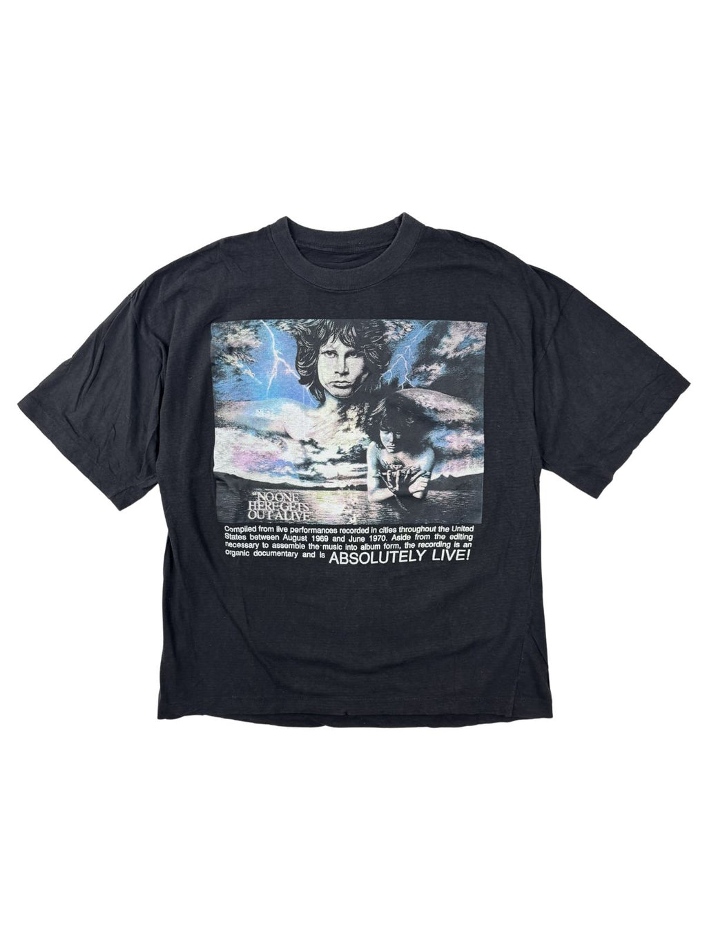 Vorderseite eines schwarzen The Doors Vintage Band-Shirts aus den 90ern mit dem „Absolutely Live“ Grafikprint von Jim Morrison.