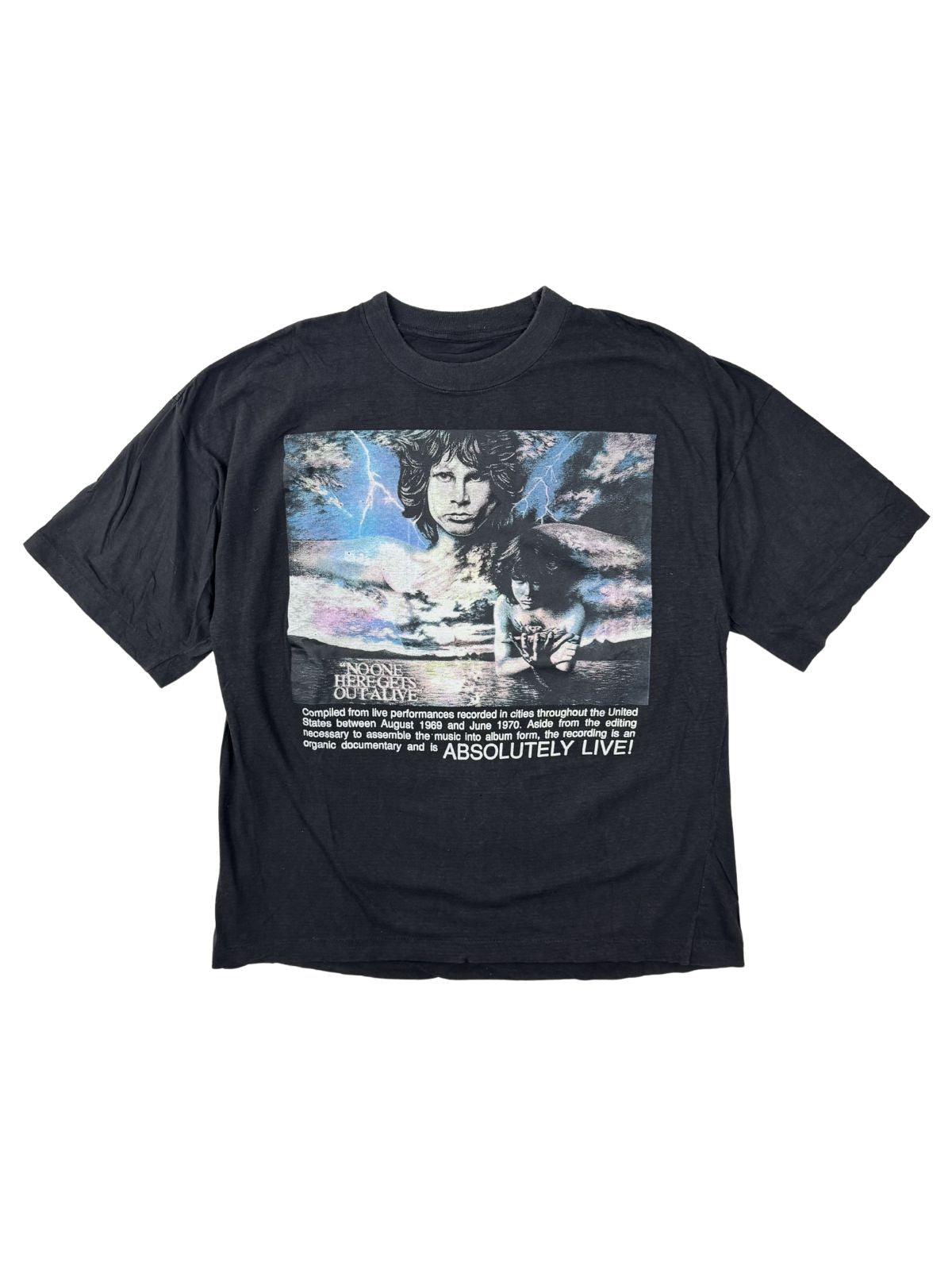 Vorderseite eines schwarzen The Doors Vintage Band-Shirts aus den 90ern mit dem „Absolutely Live“ Grafikprint von Jim Morrison.