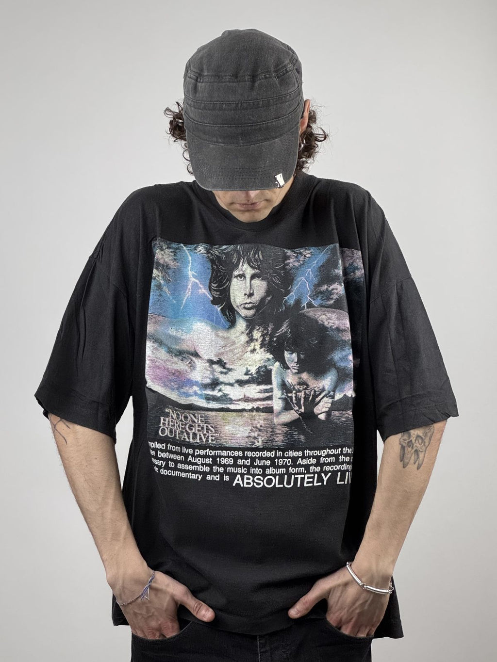 Ein Model trägt das The Doors „Absolutely Live“ Shirt; zeigt die lockere Vintage-Passform und das markante Front-Design.