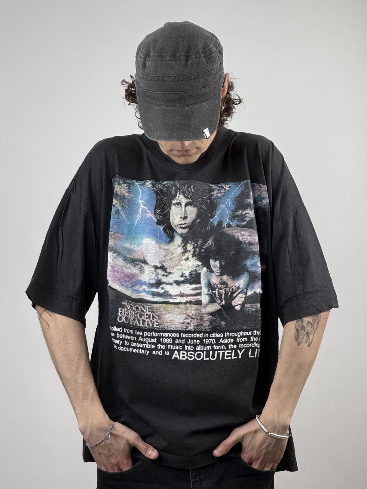 Ein Model trägt das The Doors „Absolutely Live“ Shirt; zeigt die lockere Vintage-Passform und das markante Front-Design.