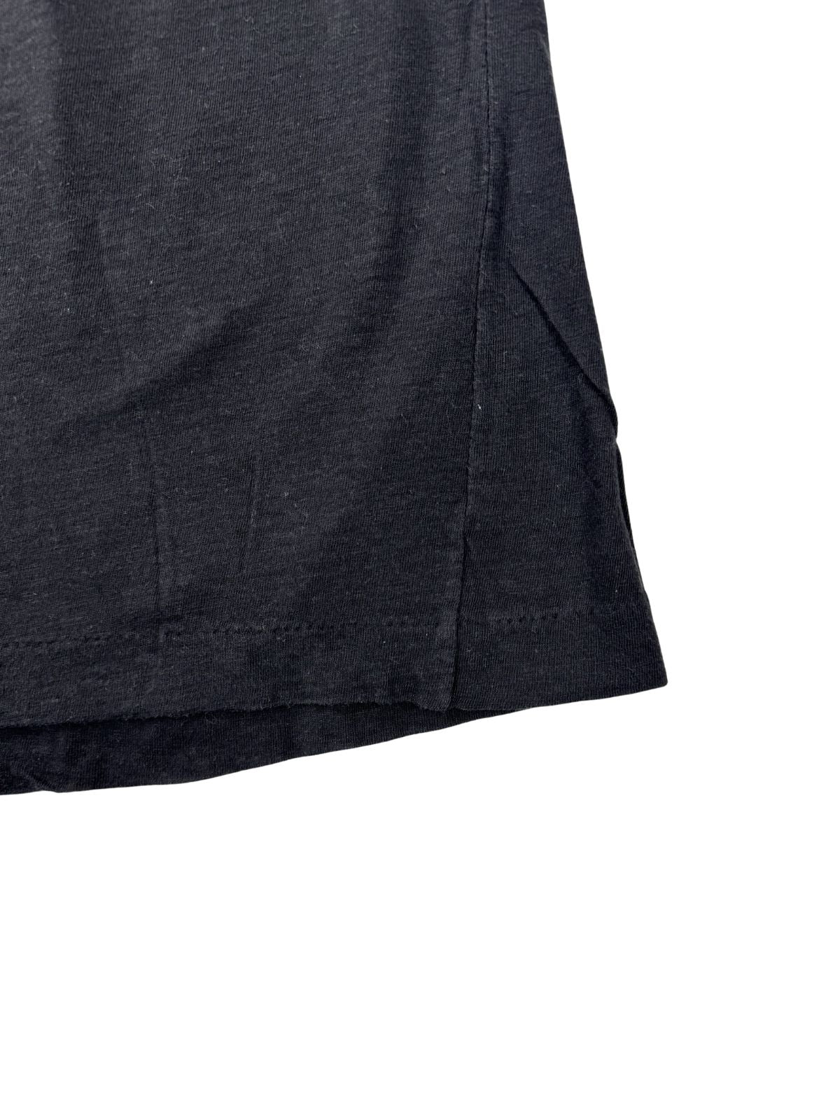Detailansicht des unteren Saums mit „Single Stitch“ Verarbeitung auf verwaschenem, dunkelgrauem (gebrochenem) Schwarz.