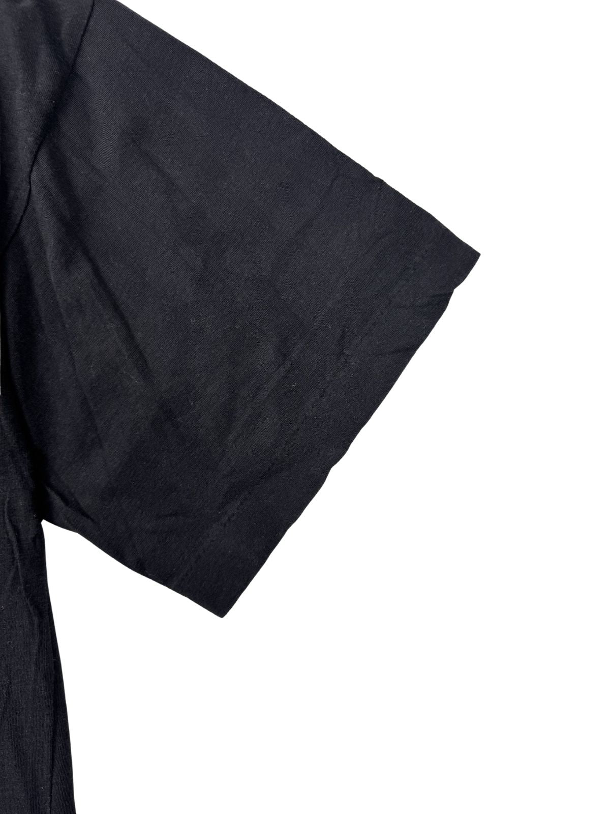 Nahaufnahme des Ärmelsaums eines Vintage-Shirts; zeigt die charakteristische „Single Stitch“ Naht (Einzelnaht) als Echtheitsmerkmal.