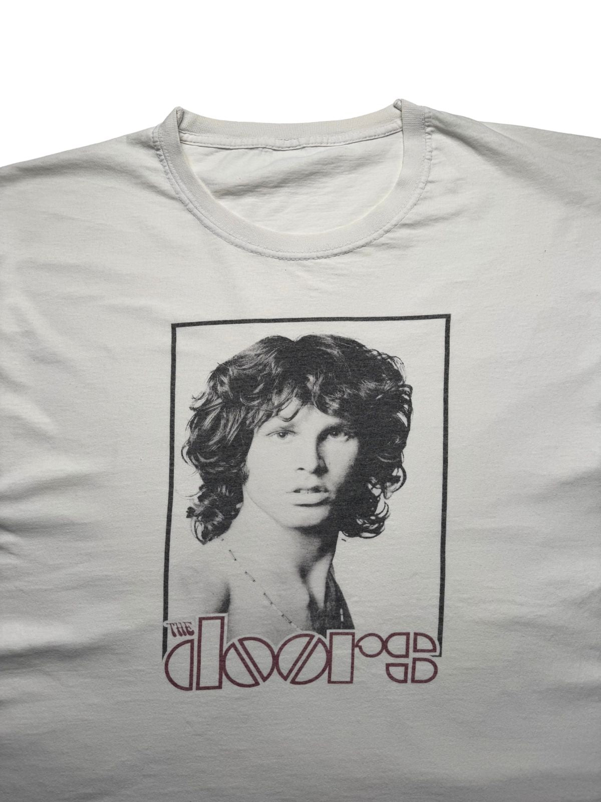 Nahaufnahme der oberen Brustpartie mit Blick auf den Rundhalsausschnitt und das legendäre Jim-Morrison-Motiv.