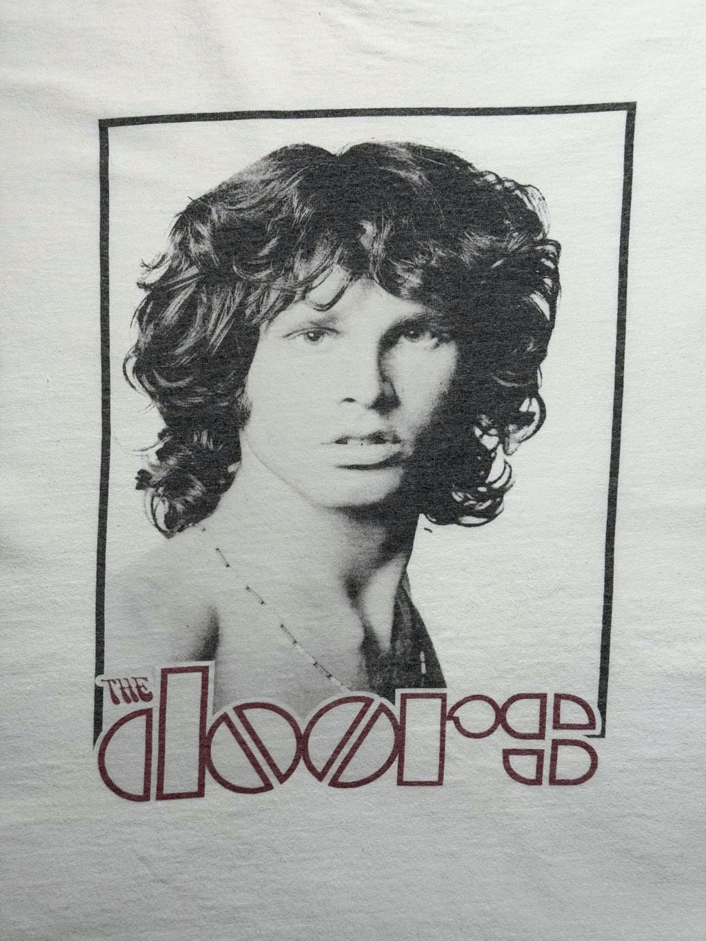 Detailansicht der vorderen Grafik: Schwarz-Weiß-Porträt von Frontmann Jim Morrison im Rechteck-Rahmen mit dem typischen „THE DOORS“-Schriftzug.