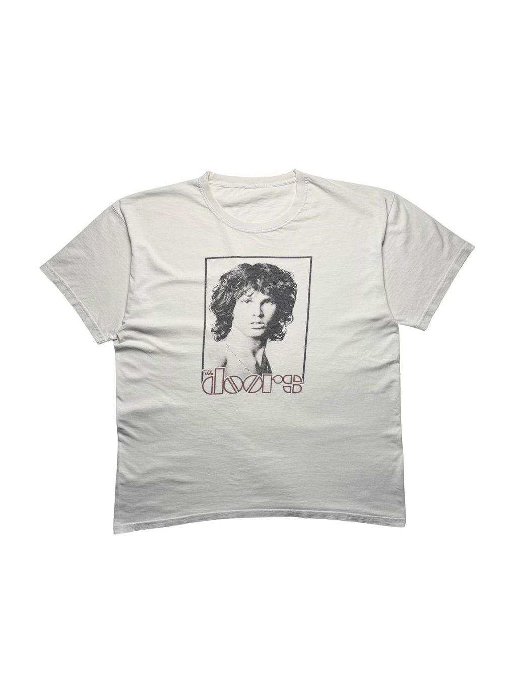 Originales weißes Vintage The Doors T-Shirt aus den 2000er Jahren in der vorderen Gesamtansicht. Rock-Bandshirt mit fotorealistischem Jim-Morrison-Porträt und braunem Logo-Schriftzug.
