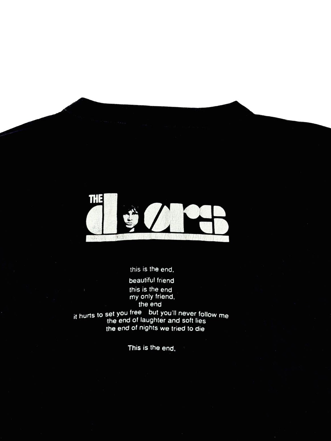 Nahaufnahme der oberen Rückseite des Shirts mit Fokus auf den Halsausschnitt und den darunter liegenden „The Doors“-Schriftzug inklusive Songtext.