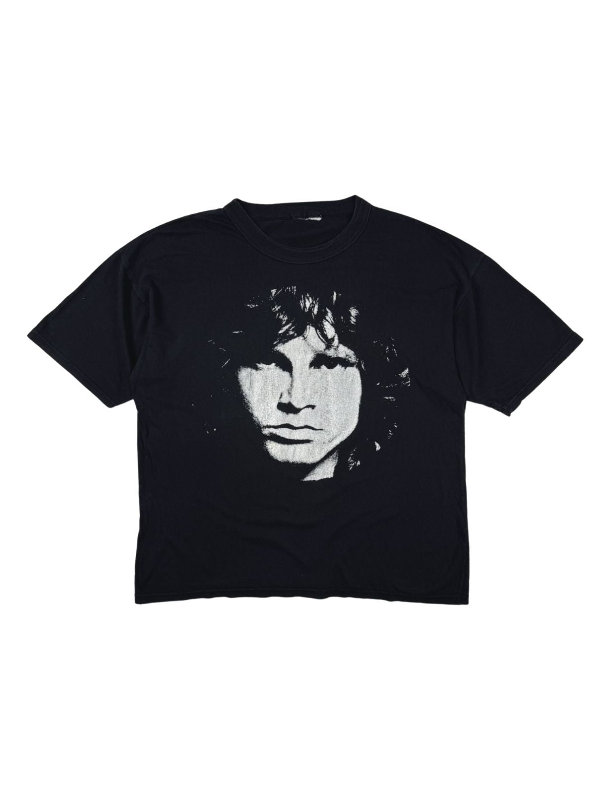 Originales Vintage T-Shirt der Rockband The Doors aus den 1990er Jahren. Schwarzes Band-Shirt mit einem kontrastreichen, großen Schwarz-Weiß-Porträt von Jim Morrison auf der Vorderseite.