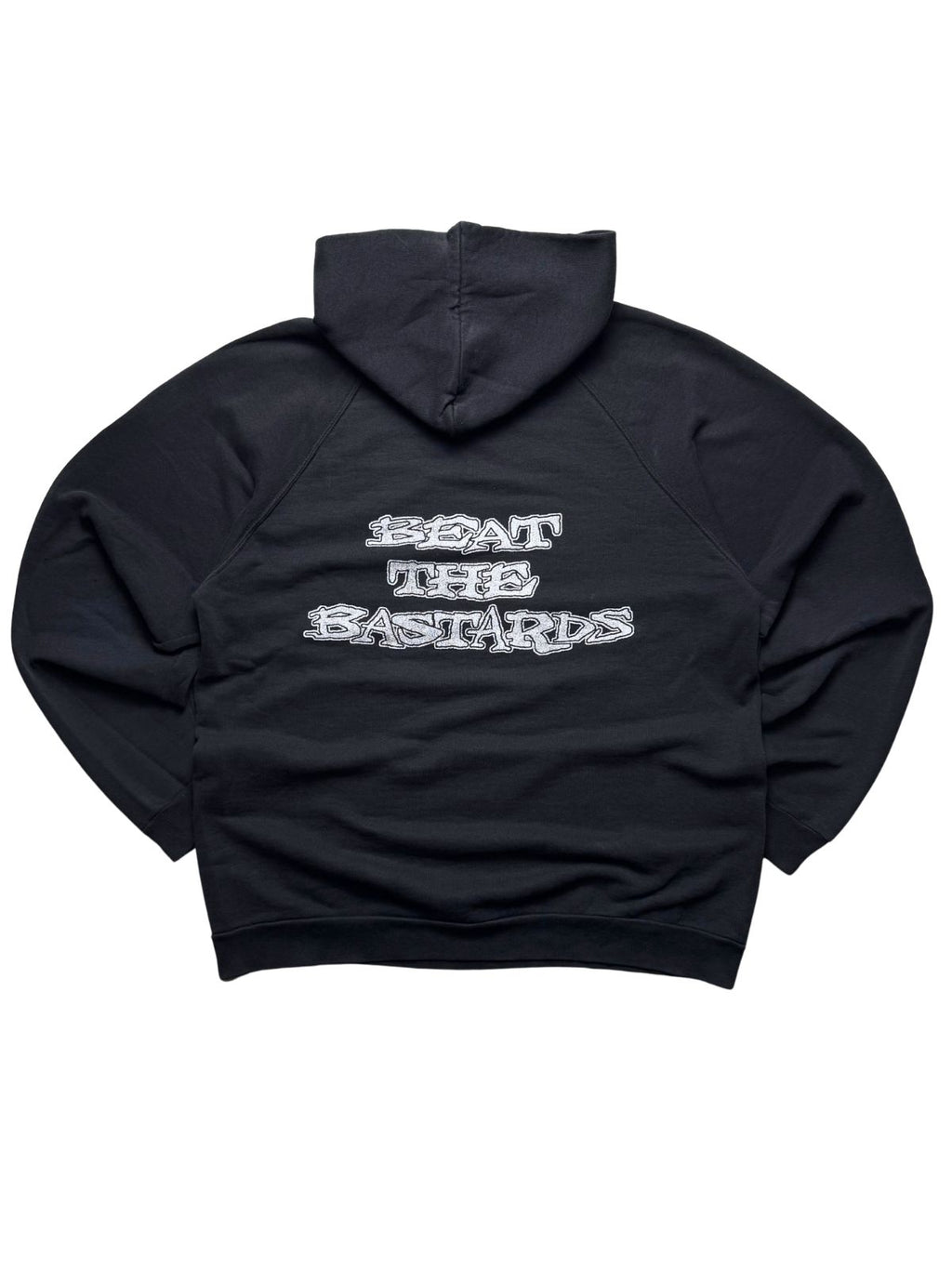 Rückseite des schwarzen The Exploited Vintage-Hoodies von 1996 in der Gesamtansicht mit weiß umrandetem „BEAT THE BASTARDS“-Backprint.