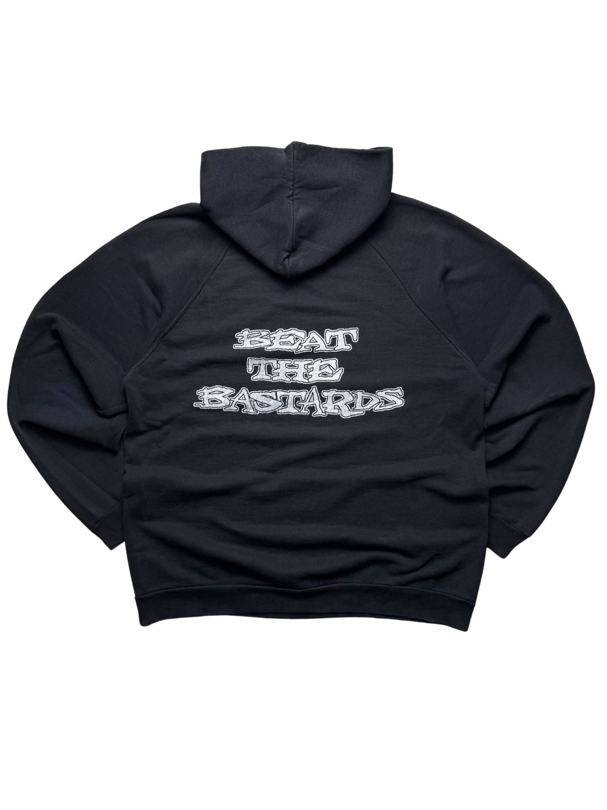 Rückseite des schwarzen The Exploited Vintage-Hoodies von 1996 in der Gesamtansicht mit weiß umrandetem „BEAT THE BASTARDS“-Backprint.