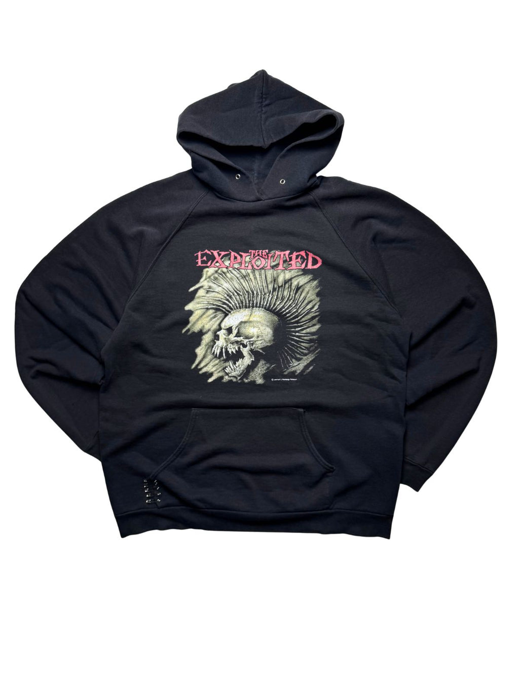 Schwarzer Vintage The Exploited Kapuzenpullover von 1996 zum Album „Beat The Bastards“ in der vorderen Gesamtansicht. Punkrock-Hoodie mit Irokesen-Schädel-Siebdruck, Kängurutasche und Sicherheitsnadel-Details.