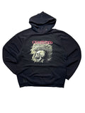 Schwarzer Vintage The Exploited Kapuzenpullover von 1996 zum Album „Beat The Bastards“ in der vorderen Gesamtansicht. Punkrock-Hoodie mit Irokesen-Schädel-Siebdruck, Kängurutasche und Sicherheitsnadel-Details.