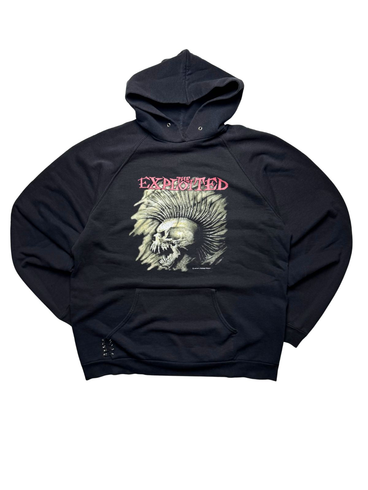 Schwarzer Vintage The Exploited Kapuzenpullover von 1996 zum Album „Beat The Bastards“ in der vorderen Gesamtansicht. Punkrock-Hoodie mit Irokesen-Schädel-Siebdruck, Kängurutasche und Sicherheitsnadel-Details.